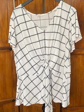 Flower & Feather Women’s 2XL White Black Plaid Checkered Blouse Stretch Top